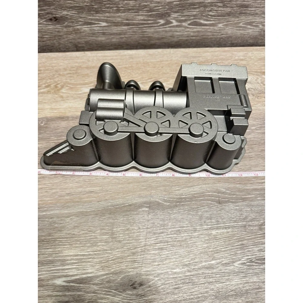 Nordic Ware USA Locomotive Train Cake Pan Cast Aluminium Baking Mold 9 Cups
